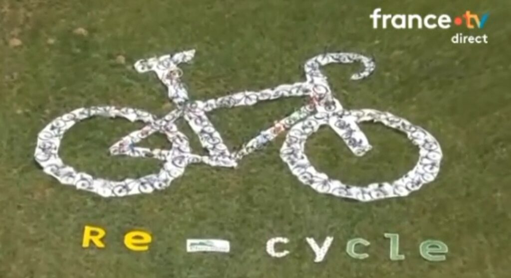 Image de la fresque géante réalisée avec 150 vélos collectées dans les locaux réemploi de Rennes Métropole