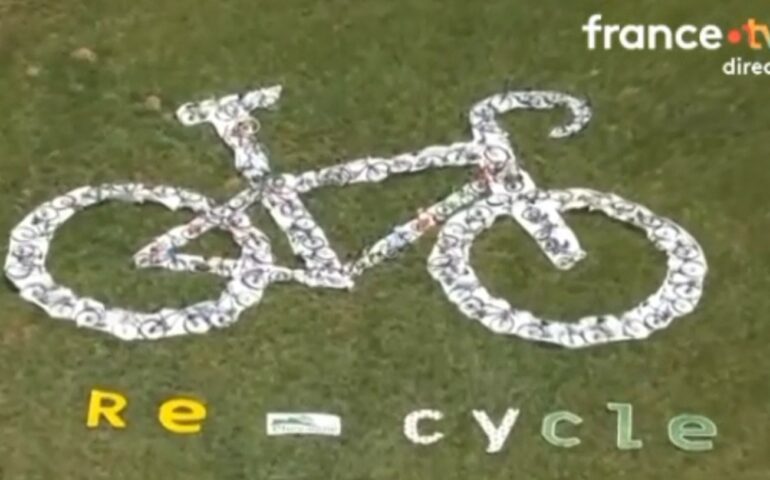 Image de la fresque géante réalisée avec 150 vélos collectées dans les locaux réemploi de Rennes Métropole