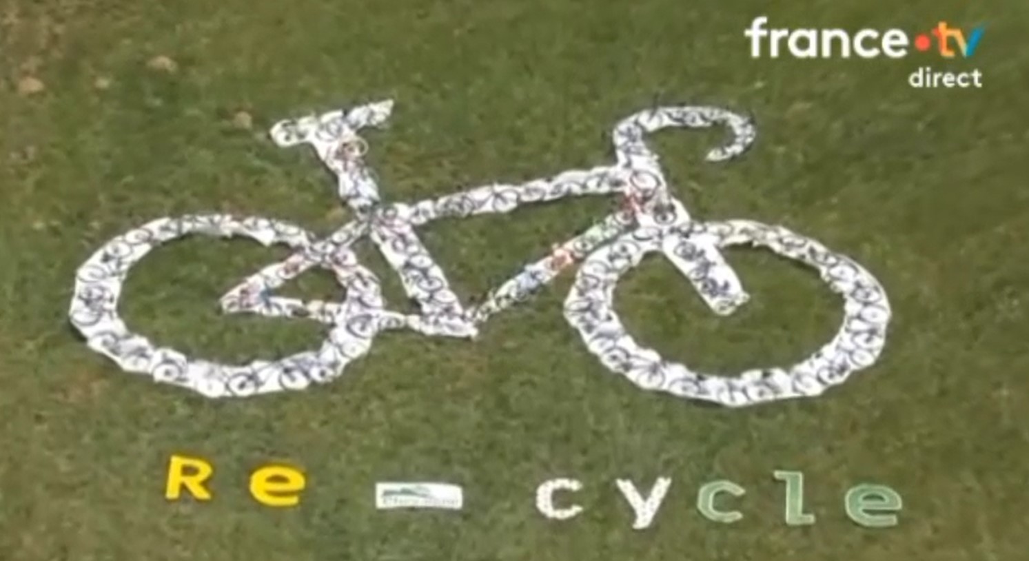 Image de la fresque géante réalisée avec 150 vélos collectées dans les locaux réemploi de Rennes Métropole