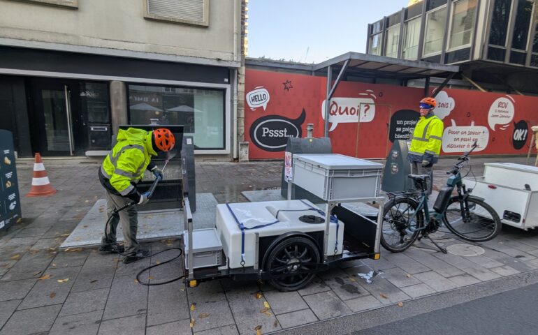 Nos Cyclo-laveurs et leurs VAE attelés de remorques signées Tout En Vélo