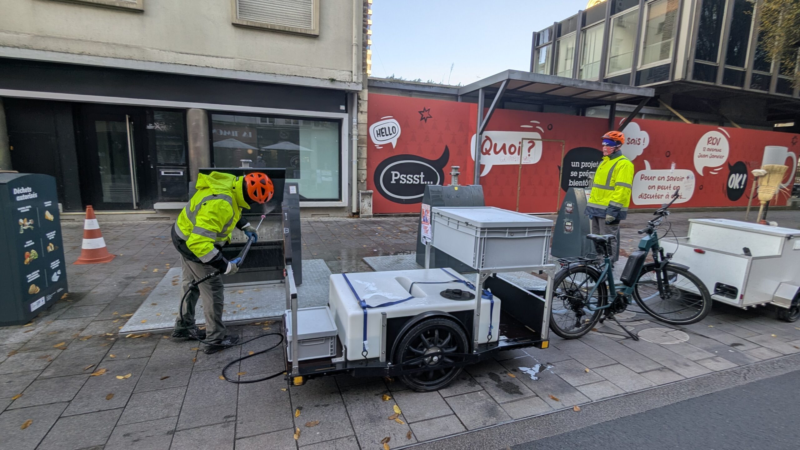 Nos Cyclo-laveurs et leurs VAE attelés de remorques signées Tout En Vélo